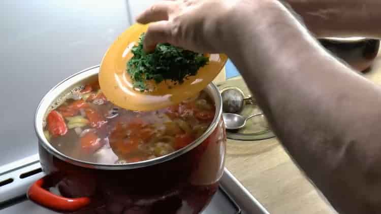 Für die Suppe das Gemüse hacken