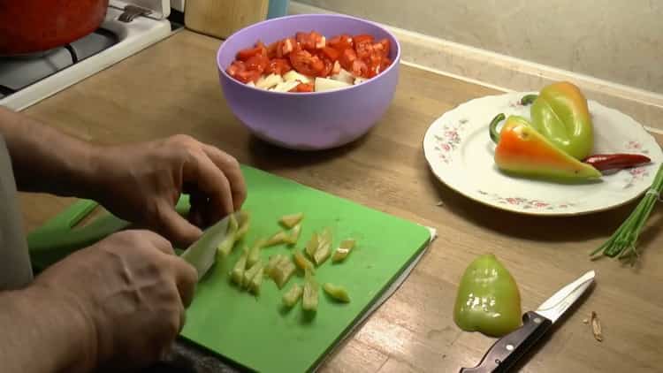 Für die Suppe den Pfeffer hacken