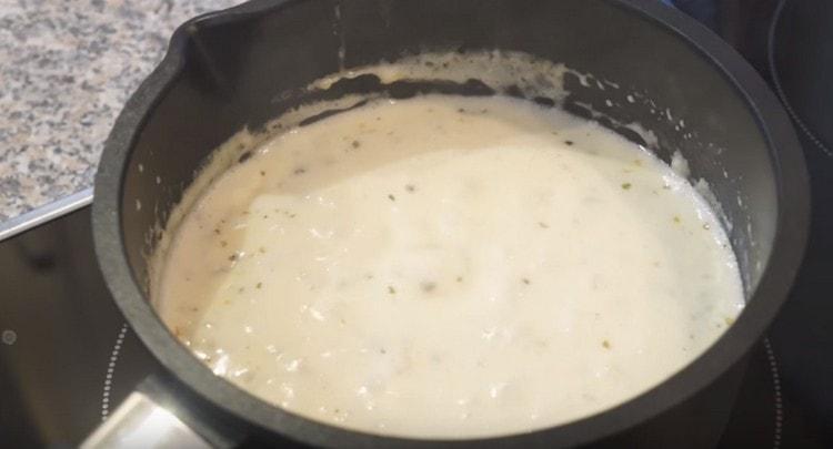 Sobald die Masse kocht, vom Feuer nehmen.