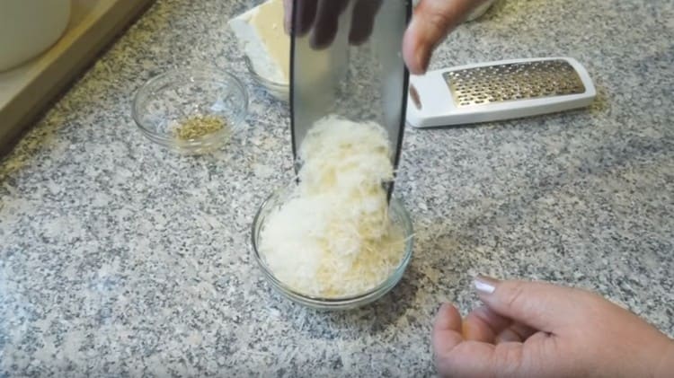 Reiben Sie den Parmesan auf einer Reibe.