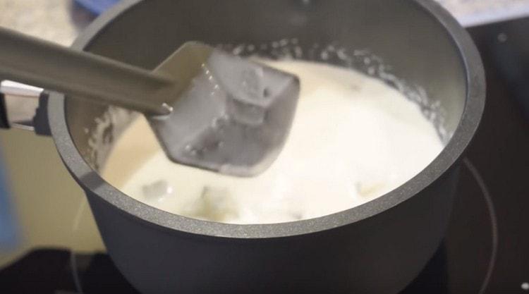 Kochen Sie die Sauce unter ständigem Rühren.