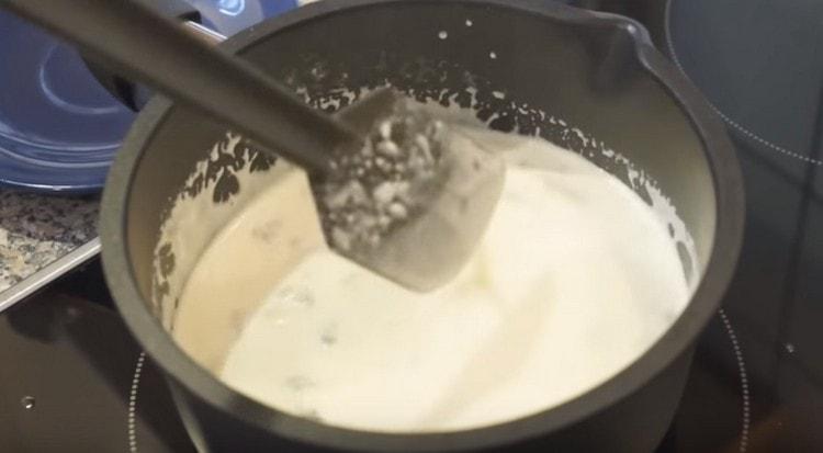 Sauce umrühren, weiter kochen.