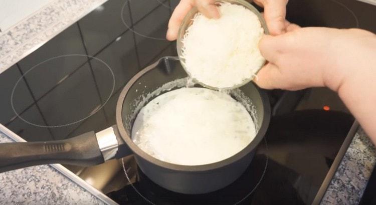 Fügen Sie der Parmesansoße hinzu.