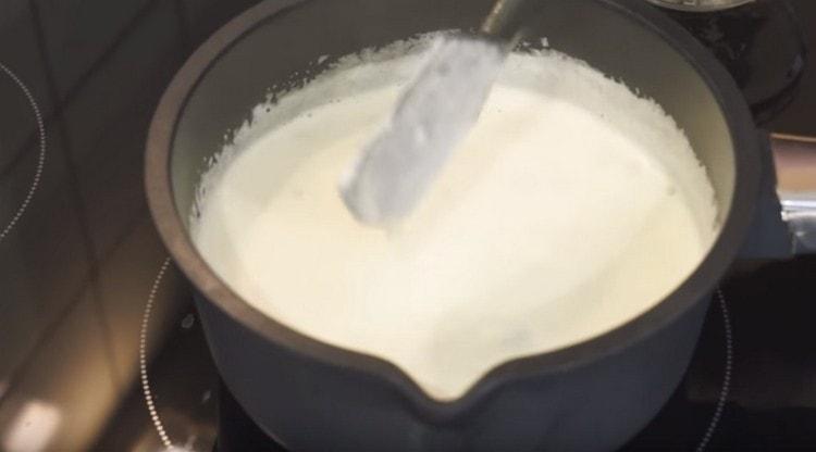 Kochen Sie die Sauce, sie wird dicker.