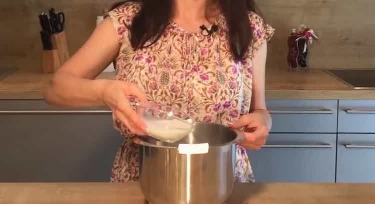 Ajouter du fromage cottage pour préparer la pâte