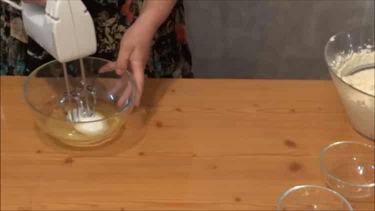 Разбийте белите, за да направите пудинг.