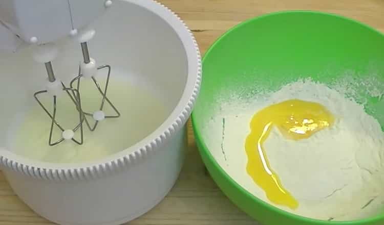 Battez les blancs pour faire la pâte.