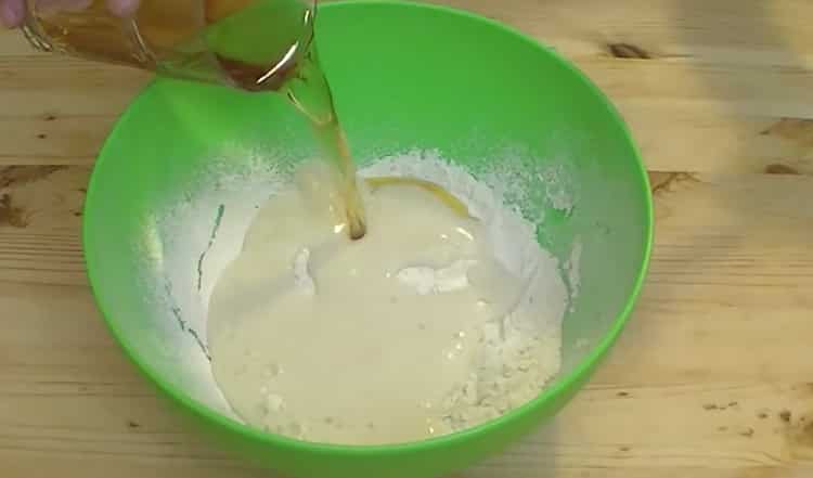 Ajoutez de la bière pour faire la pâte.