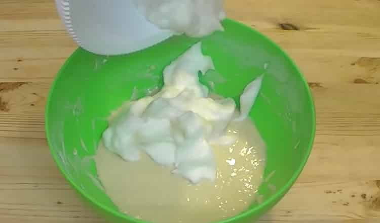 Combinez les ingrédients pour faire la pâte.