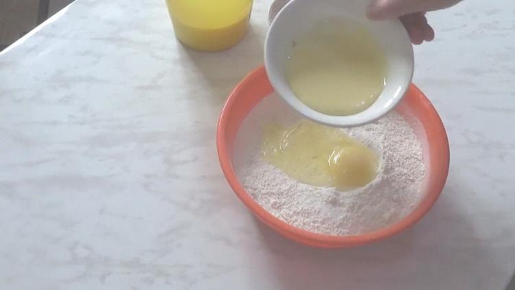 Pregătiți ingredientele pentru aluat.