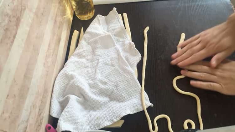 Pentru a face aluat pentru lagman, rostogoliți hamurile