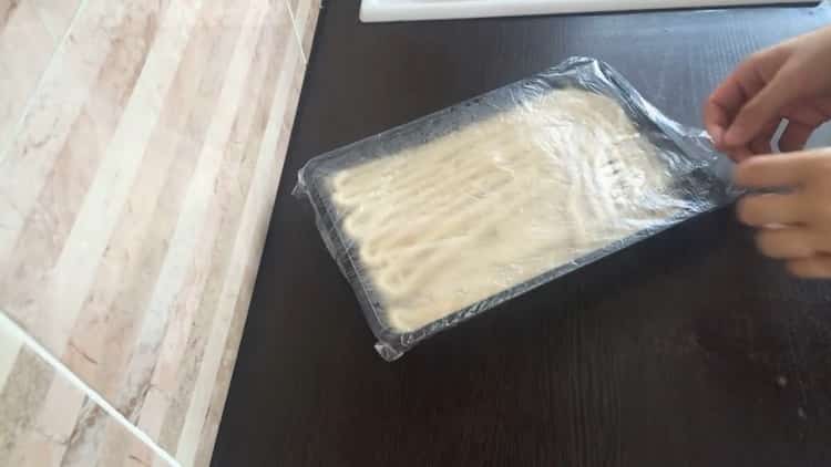 Pentru a pregăti aluatul pentru lagman, acoperiți cu un film