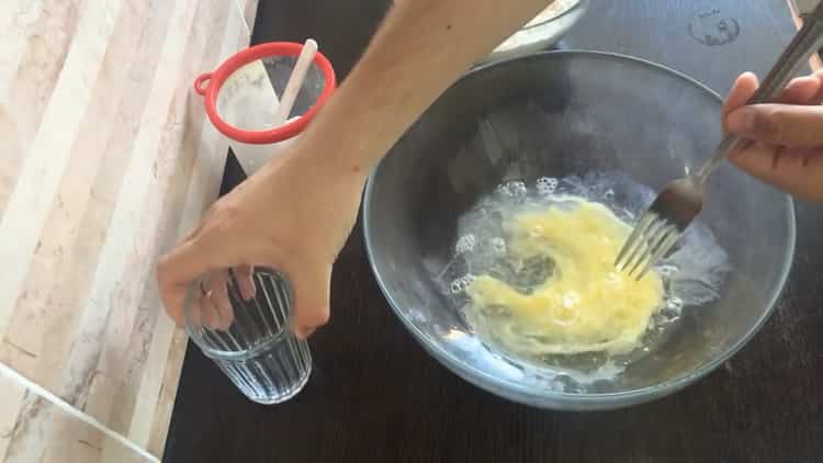 Pregătiți ingredientele pentru aluat.