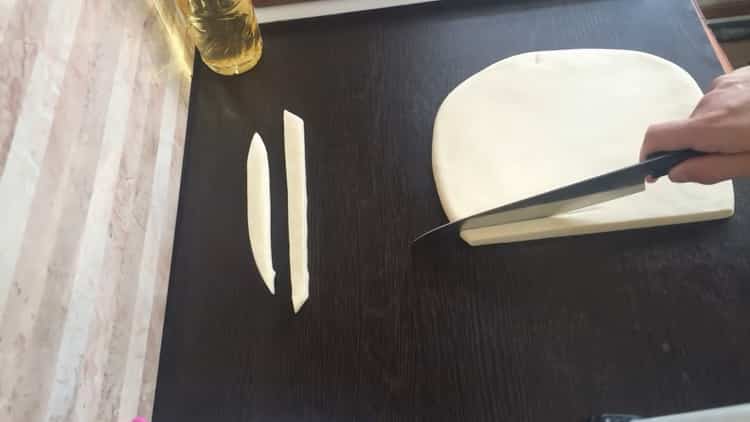 Pentru a pregăti aluatul pentru lagman, tăiați fâșiile