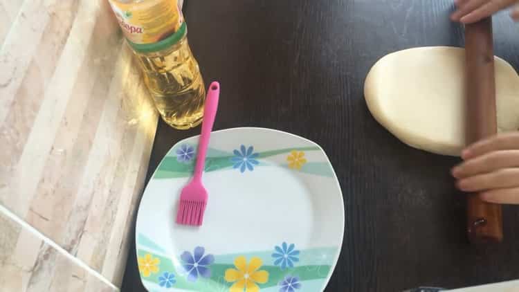 Rulează aluatul pentru a face aluatul.