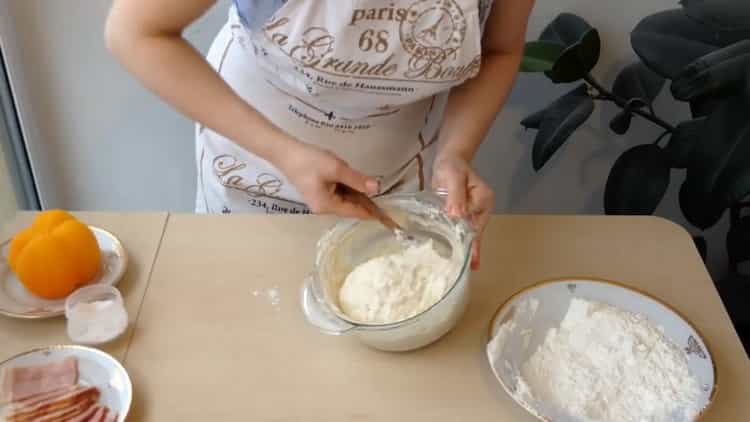 Pétrir la pâte pour faire la pâte.