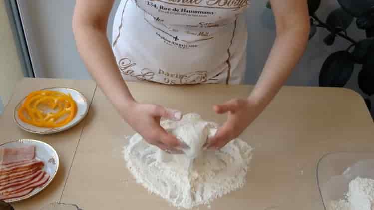 Tamiser la farine pour faire de la pâte