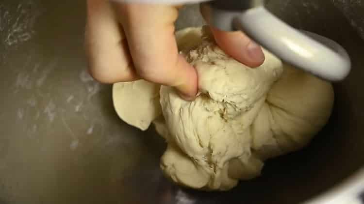 Смесете всички съставки, за да направите пица