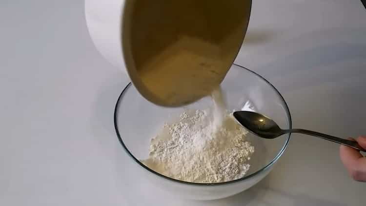 Pregătiți ingredientele pentru aluat.