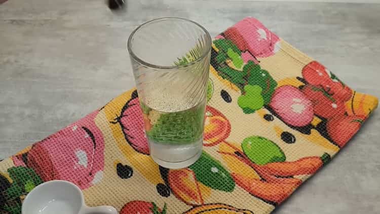 Cuinant pasta fina de llevat de pizza