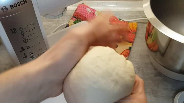 Barregeu els ingredients per fer la massa.