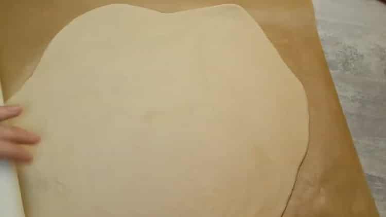 Rotlleu la massa per fer pizza