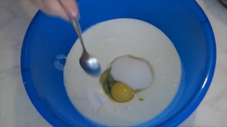 Pentru a pregăti aluatul de kefir, pregătiți ingredientele