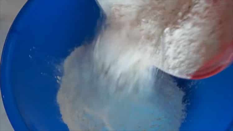 Cerneti faina pentru a face aluatul de chefir