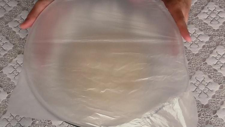Pour préparer la pâte, placez la pâte sous le film