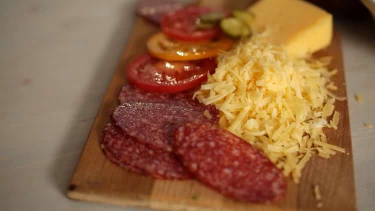 Pour préparer la pâte, couper la farce