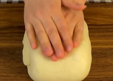 Massa de pizza com creme de leite, de acordo com uma receita passo a passo com foto