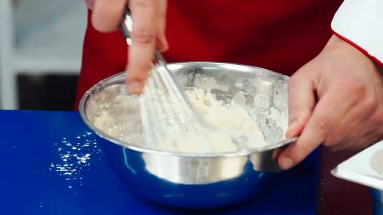 Смесете съставките за тестото.