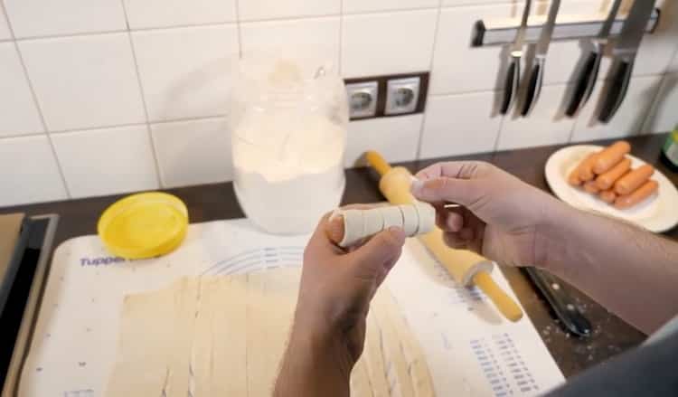 Pentru a face cârnați, rotiți aluatul