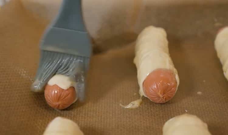 Pentru gătit cârnați, ungeți aluatul cu un ou