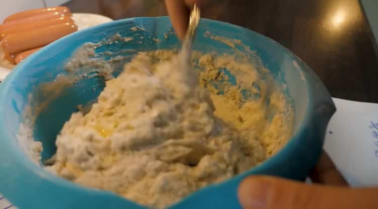 Amestecă ingredientele pentru a face aluatul.