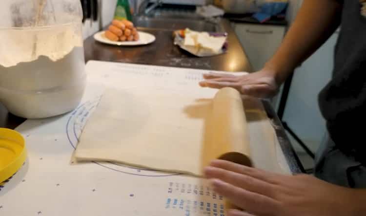 Rulează aluatul pentru a face cârnați