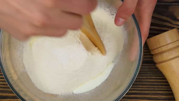 Mezclar los ingredientes para hacer la masa.