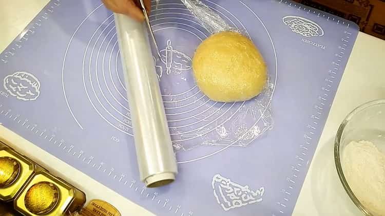 Ilagay ang kuwarta sa kuwarta upang lutuin