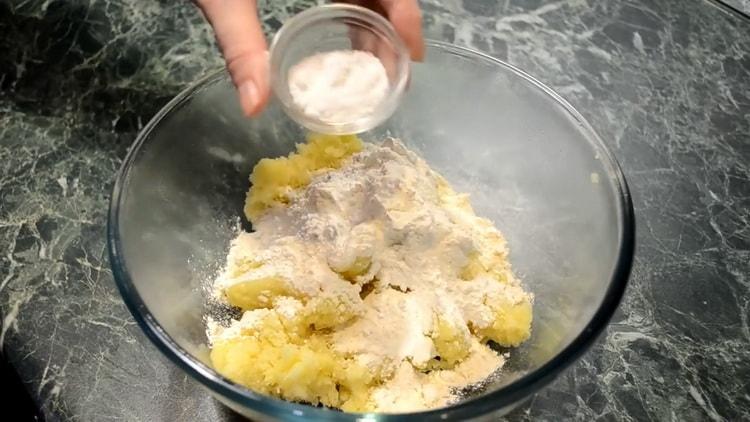 Mélanger les ingrédients pour faire la pâte.