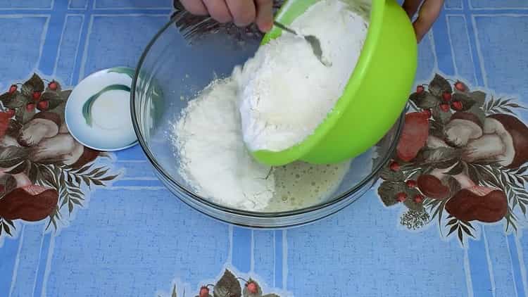 Sikt mjöl för att göra degen