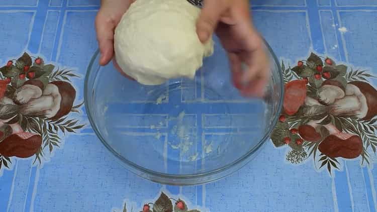 Blanda ingredienserna för att göra degen.
