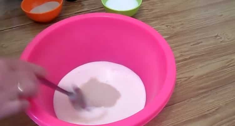 Pregătiți ingredientele pentru aluat.