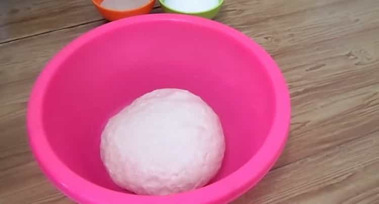 Amestecă aluatul pentru a face aluatul.