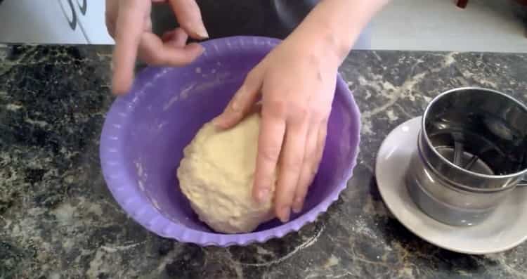 Amestecă ingredientele pentru a face aluatul.