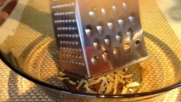 За да готвите кюфтета, настържете сиренето