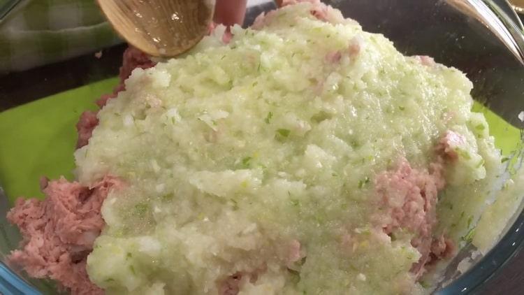 Pentru a amesteca chiftelele, amestecați ingredientele