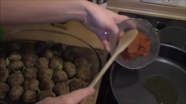 pour préparer des boulettes de viande, préparer de la pâte de tomate