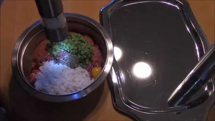 mélanger des boulettes de viande