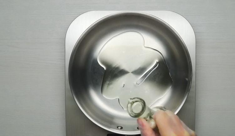 Pro vaření masových kuliček zahřejte pánev