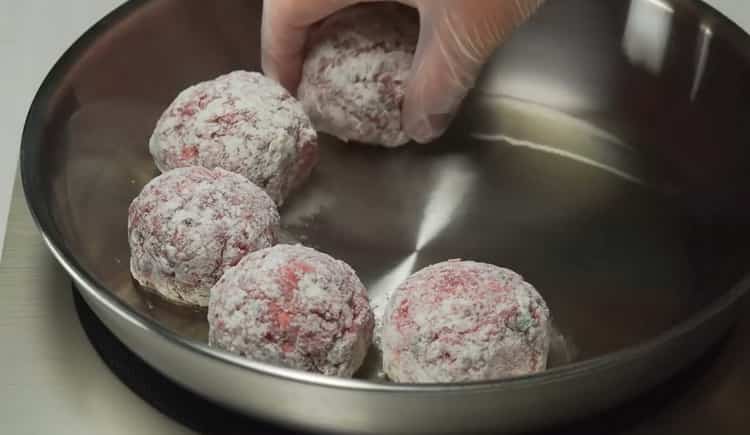 Chcete-li vařit masové kuličky, restujte mleté maso